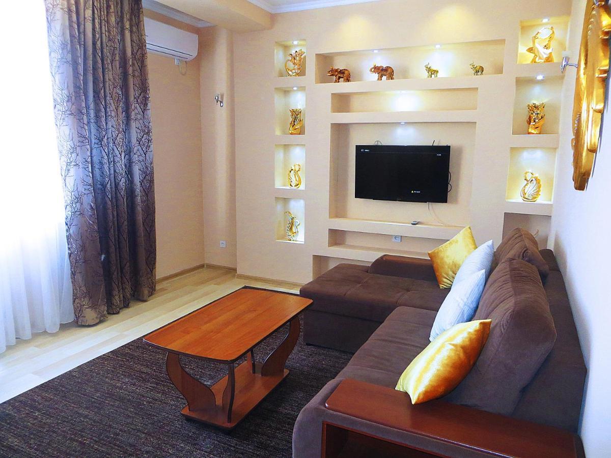 Yellow Apartment In The Center Of Bichkek Extérieur photo