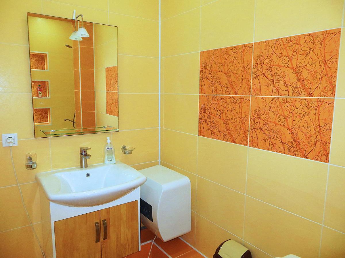 Yellow Apartment In The Center Of Bichkek Extérieur photo